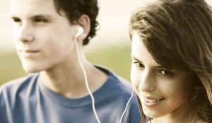 1417451941_teens_sharing_a_song