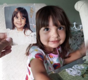 12380710-R3L8T8D-605-family-look-alikes-relatives-28__605