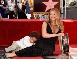 2B214DAF00000578-3186296-Her_biggest_supporters_Mariah_Carey_was_joined_by_her_two_childr-m-20_1438809686856
