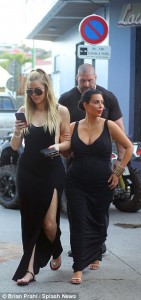 2B730A8100000578-3201587-Missing_someone_Khloe_was_completely_absorbed_in_her_cell_phone_-m-93_1439857379709