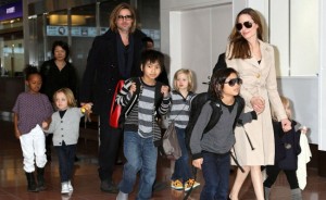 733710-R3L8T8D-650-19C4752B000005DC-3200488-Branelina_s_brood_Brad_Pitt_and_Angelina_Jolie_s_six_kids_have_s-a-131_1439779390663