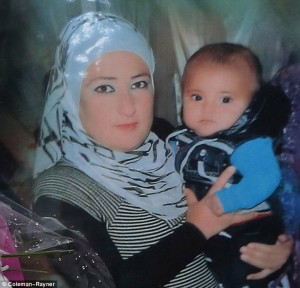 2BF3966600000578-3219553-Reham_Kurdi_holding_her_3_year_old_son_Aylan-m-2_1441315974735