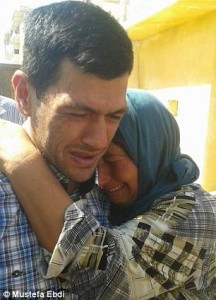 2BF6CDFF00000578-3222135-Grief_Abdullah_Kurdi_weeps_as_he_arrives_in_Kobane-m-26_1441360158384