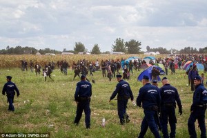 2C1357F700000578-3226888-Anger_Migrants_try_to_escape_a_holding_area_where_they_have_been-a-1_1441743927913