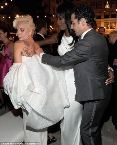 2C99498700000578-3243202-Fashion_pack_The_trio_appeared_to_be_getting_on_famously_as_they-m-137_1442840869189