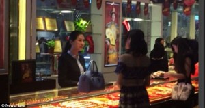 2CF9760600000578-3256186-Shop_assistant_was_said_to_have_said_the_wrong_thing_which_anger-a-32_1443710850634