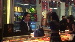 2CF9761100000578-3256186-Unidentified_woman_was_heard_screaming_You_think_I_can_t_afford_-a-31_1443710845037