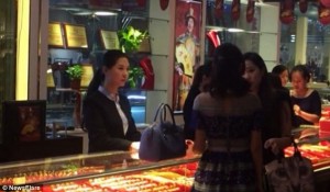 2CF9762900000578-3256186-Another_shopper_intervened_and_stopped_the_woman_throwing_any_mo-a-34_1443710859924