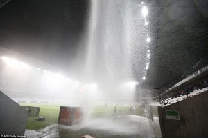 2D0DD5AB00000578-3259269-Downpour_A_football_match_between_Nice_and_Nantes_at_the_Allianz-a-71_1443955238487