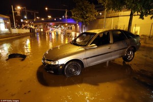 2D10EDCB00000578-3259269-Extreme_weather_Cars_are_seen_on_a_flooded_street_in_Nice_in_the-a-74_1443955238493