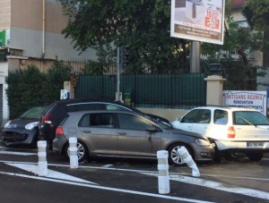 2D10F74B00000578-3259269-Aftermath_As_the_water_subsided_in_Cannes_today_residents_went_o-a-86_1443955238702