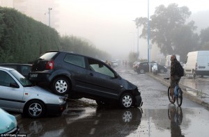 2D11014900000578-3259269-Horrified_A_cyclist_looks_at_damaged_cars_in_a_car_park_after_vi-a-81_1443955238566