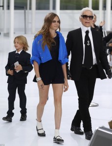 2D225BAC00000578-3261743-Showing_her_support_Despite_not_walking_in_the_show_Cara_Delevin-a-2_1444131202020