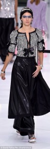 2D22823700000578-3261743-Quick_change_Kendall_later_emerged_in_a_dramatic_leather_ensembl-m-61_1444127069469