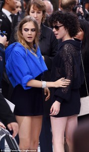 2D2293E200000578-3261743-Smitten_Once_the_show_was_over_the_fashionista_was_seen_putting_-a-41_1444131125916