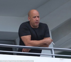 2D25D75500000578-3262544-Quick_change_The_actor_slipped_on_a_tight_black_T_shirt_later_in-m-83_1444167053018