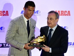 2D5E936200000578-3270764-Bernabeu_president_Florentino_Perez_was_also_present_at_the_awar-a-27_1444822276953