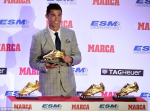 2D5EAEB500000578-3270764-Cristiano_Ronaldo_poses_with_the_European_Golden_Boot_after_beco-a-26_1444822276952