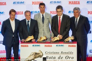 2D5F31A500000578-3270764-Perez_2nd_left_poses_with_Ronaldo_centre_and_club_officials_in_f-a-22_1444822276947
