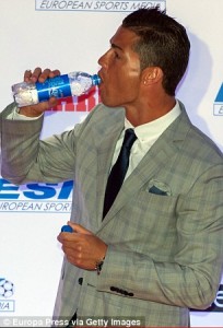2D5F3A9B00000578-3270764-Ronaldo_cools_down_with_a_drink_of_water-a-23_1444822276949