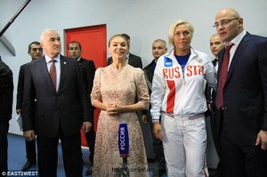 2D684FFF00000578-3272186-Cutting_a_seemingly_slimmer_figure_Alina_Kabaeva_was_seen_at_an_-a-1_1444828900326