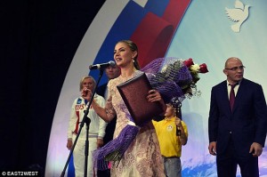 2D68503900000578-3272186-First_Lady_The_32_year_old_was_wearing_a_ring_on_her_right_hand_-a-2_1444828906570