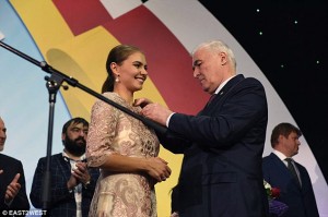 2D68504200000578-3272186-Married_The_Olympic_gold_medalist_pictured_wearing_a_wedding_rin-a-6_1444828988543