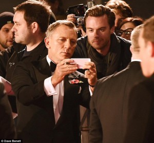 2DCF596700000578-3290575-Despite_recently_declaring_he_wasn_t_a_fan_of_selfies_Daniel_obl-m-118_1445893044698