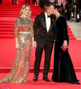 2DCF72DA00000578-3290575-Mwah_Daniel_greets_his_on_screen_leading_ladies_as_they_arrive_f-m-122_1445893141406