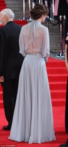 2DCFF58500000578-3290358-A_premiere_for_a_princess_The_Duchess_of_Cambridge_went_bra_less-a-80_1445895461676