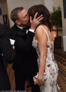 2DD025D400000578-0-Hello_darling_Daniel_greets_his_wife_with_a_kiss_as_she_arrives_-m-91_1445890395673