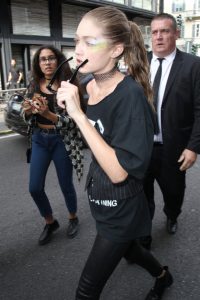 22 set 2016 - MILAN - ITALY *** NOT AVAILABLE FOR ITALY *** GIGI HADID LIFT UP FROM A FAN WHILE LEAVING WITH BELLA HADID , MAX MARA FASHION SHOW IN MILAN BYLINE MUST READ : XPOSUREPHOTOS.COM ***UK CLIENTS - PICTURES CONTAINING CHILDREN PLEASE PIXELATE FACE PRIOR TO PUBLICATION *** **UK CLIENTS MUST CALL PRIOR TO TV OR ONLINE USAGE PLEASE TELEPHONE 44 208 344 2007**