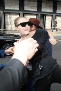 22 set 2016 - MILAN - ITALY *** NOT AVAILABLE FOR ITALY *** GIGI HADID LIFT UP FROM A FAN WHILE LEAVING WITH BELLA HADID , MAX MARA FASHION SHOW IN MILAN BYLINE MUST READ : XPOSUREPHOTOS.COM ***UK CLIENTS - PICTURES CONTAINING CHILDREN PLEASE PIXELATE FACE PRIOR TO PUBLICATION *** **UK CLIENTS MUST CALL PRIOR TO TV OR ONLINE USAGE PLEASE TELEPHONE 44 208 344 2007**