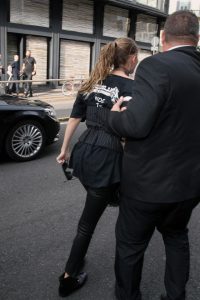 22 set 2016 - MILAN - ITALY *** NOT AVAILABLE FOR ITALY *** GIGI HADID LIFT UP FROM A FAN WHILE LEAVING WITH BELLA HADID , MAX MARA FASHION SHOW IN MILAN BYLINE MUST READ : XPOSUREPHOTOS.COM ***UK CLIENTS - PICTURES CONTAINING CHILDREN PLEASE PIXELATE FACE PRIOR TO PUBLICATION *** **UK CLIENTS MUST CALL PRIOR TO TV OR ONLINE USAGE PLEASE TELEPHONE 44 208 344 2007**