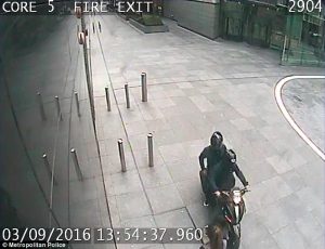 3927b2f300000578-3824788-hutson_and_his_accomplice_targeted_people_who_were_using_their_p-m-14_1475742473833