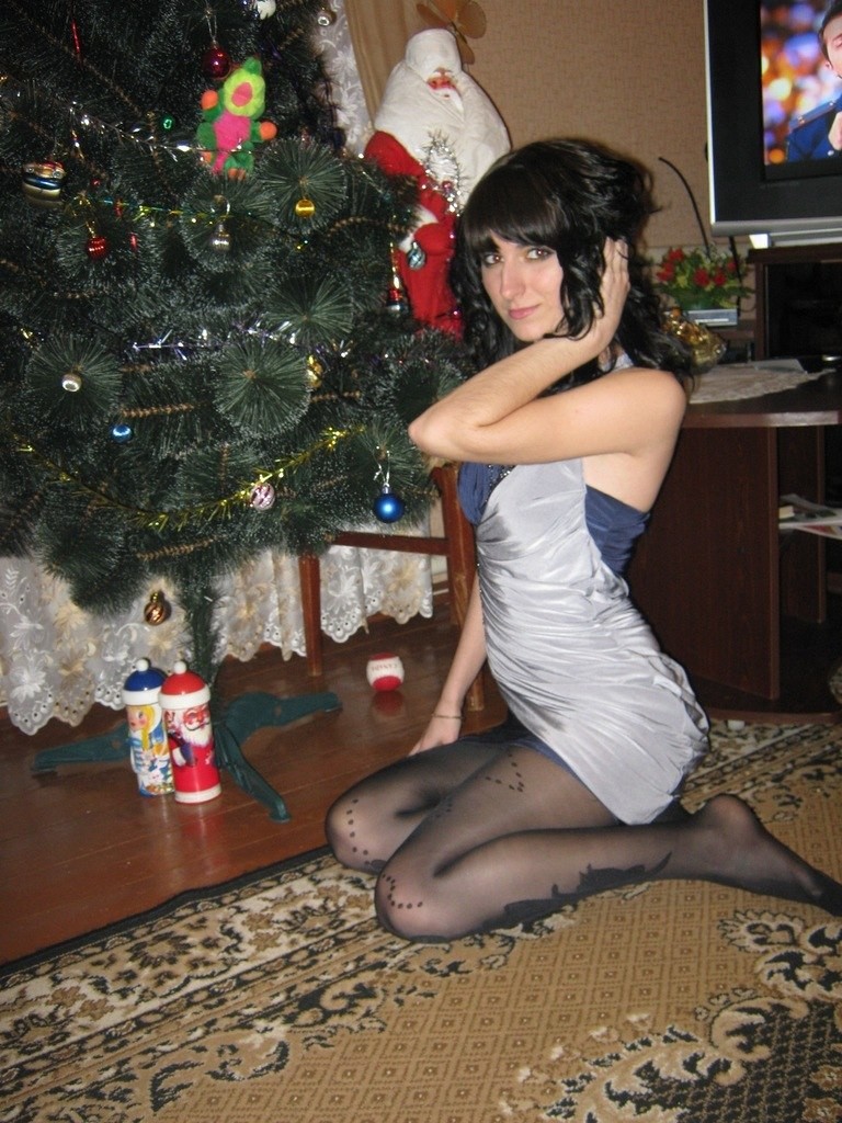 Опытная дама у новогодней елки