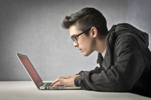 teen-on-computer