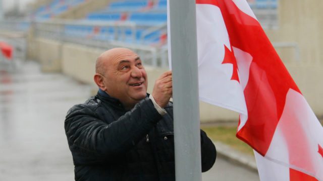 გოგი-წულაიამ-დროშა-დაკიდა-e1600238644734